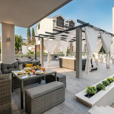 Family - Private Jacuzzi Terrace, Private Parking