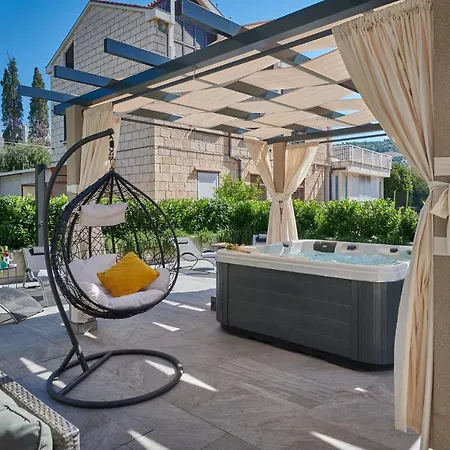 Family - Private Jacuzzi Terrace, Private Parking アパート ドゥブロブニク