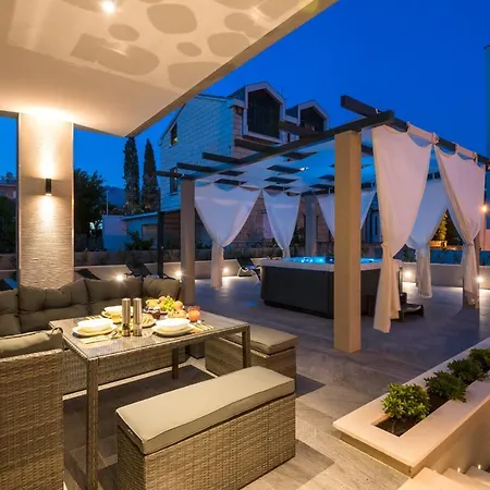 Family - Private Jacuzzi Terrace, Private Parking * ドゥブロブニク
