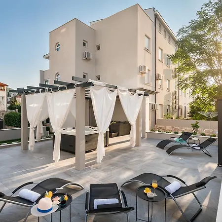 Family - Private Jacuzzi Terrace, Private Parking *