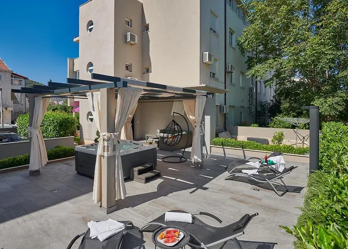 Family - Private Jacuzzi Terrace, Private Parking Apartman
