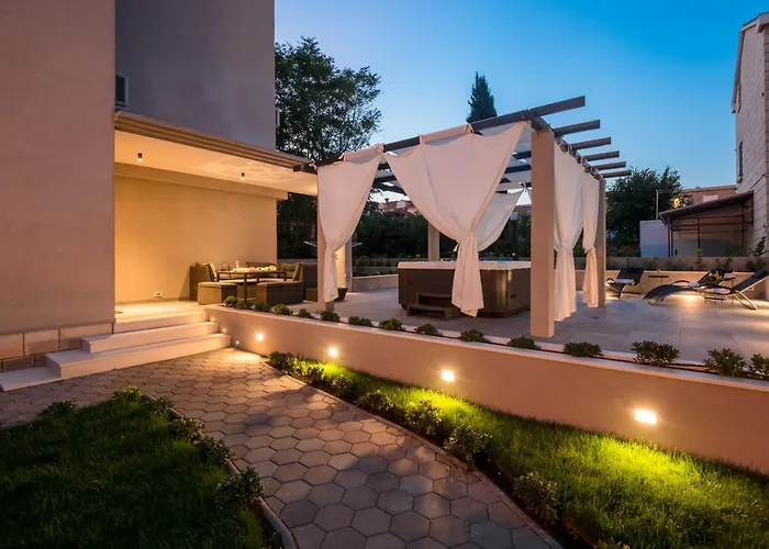 Apartman Family - Private Jacuzzi Terrace, Private Parking *