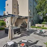 Family - Private Jacuzzi Terrace, Private Parking Apartman
